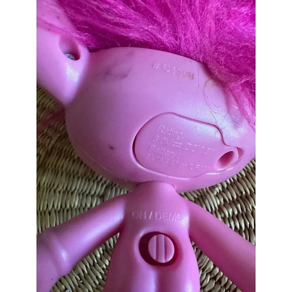 Hasbro 2016 Pink Hair Poppy Singing Troll Girl Doll - Picture 5 of 7